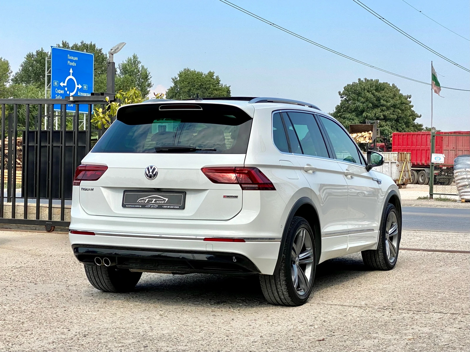 VW Tiguan R-Line* 190* 4х4* Digital* Key GO* Pano* Dis* , снимка 2 - Автомобили и джипове - 52857456