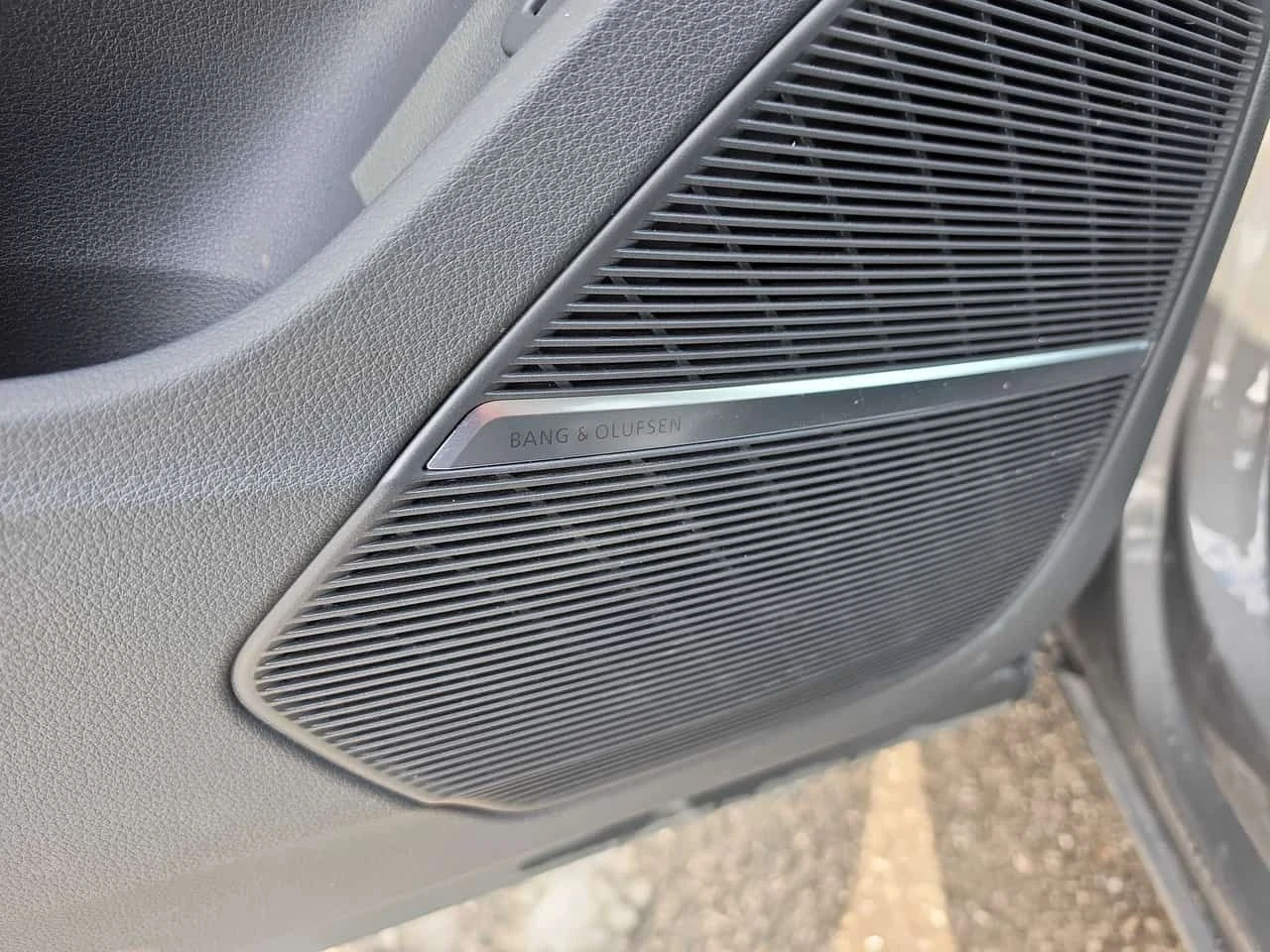 Audi Q8 Technik/CARFAX/HUD/B&O/360 CAM/PANO/ОБДУХВАНЕ, снимка 12 - Автомобили и джипове - 53929855