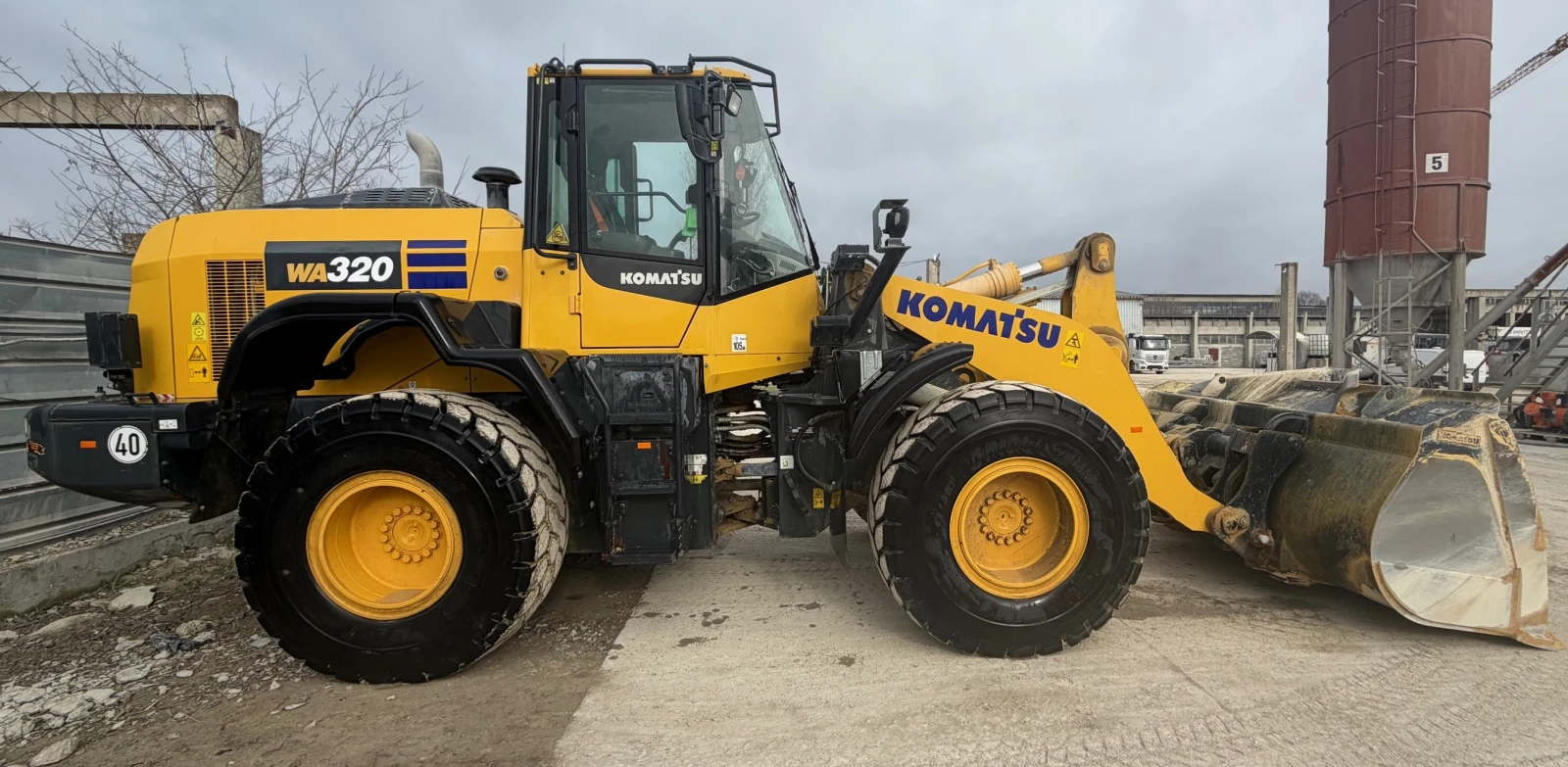 Челен товарач Komatsu W320 - изображение 5
