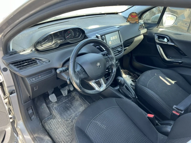 Peugeot 208 1.2i, снимка 6 - Автомобили и джипове - 46544941