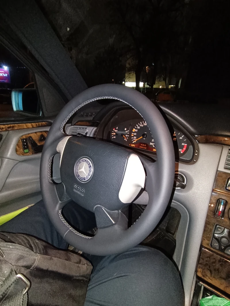 Mercedes-Benz E 300, снимка 2 - Автомобили и джипове - 52191272