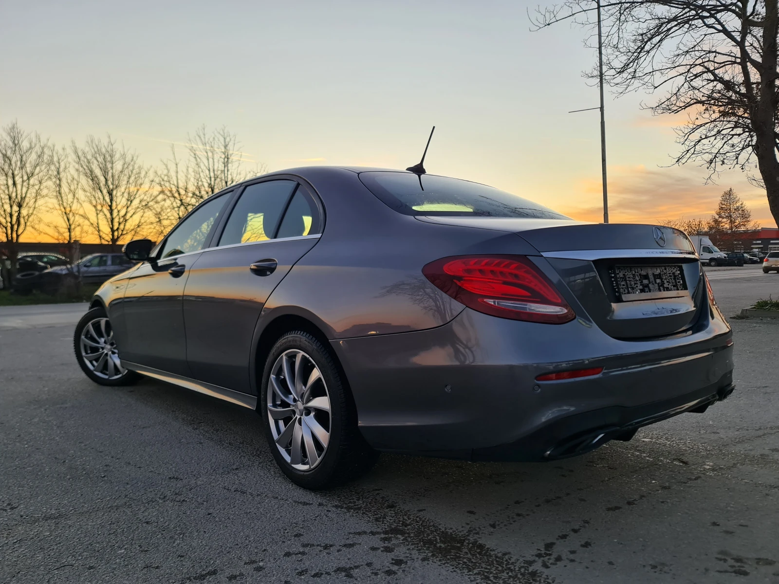 Mercedes-Benz E 200 AMG-КАТО НОВ - изображение 4