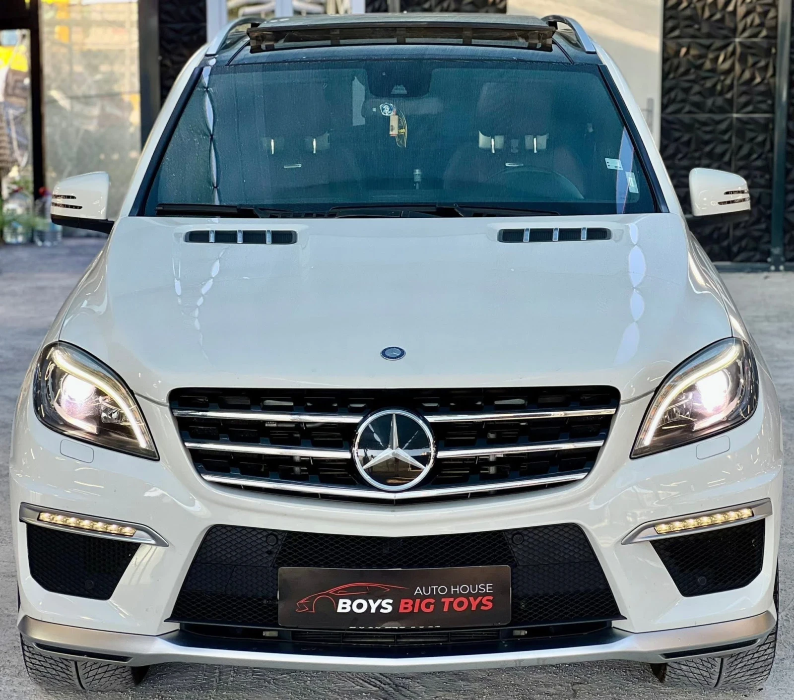 Mercedes-Benz ML 63 AMG БялаПерла* Обдухвани* Панорама* harman/kardon* Ful, снимка 3 - Автомобили и джипове - 54211993