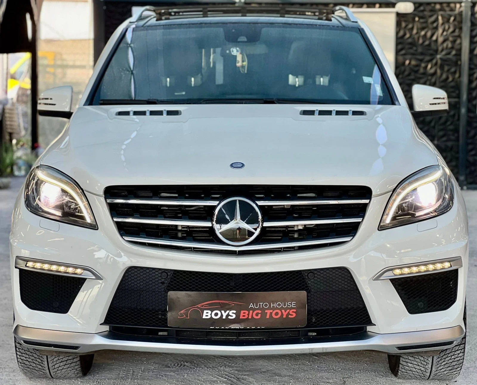 Mercedes-Benz ML 63 AMG БялаПерла* Обдухвани* Панорама* harman/kardon* Ful, снимка 4 - Автомобили и джипове - 54211993