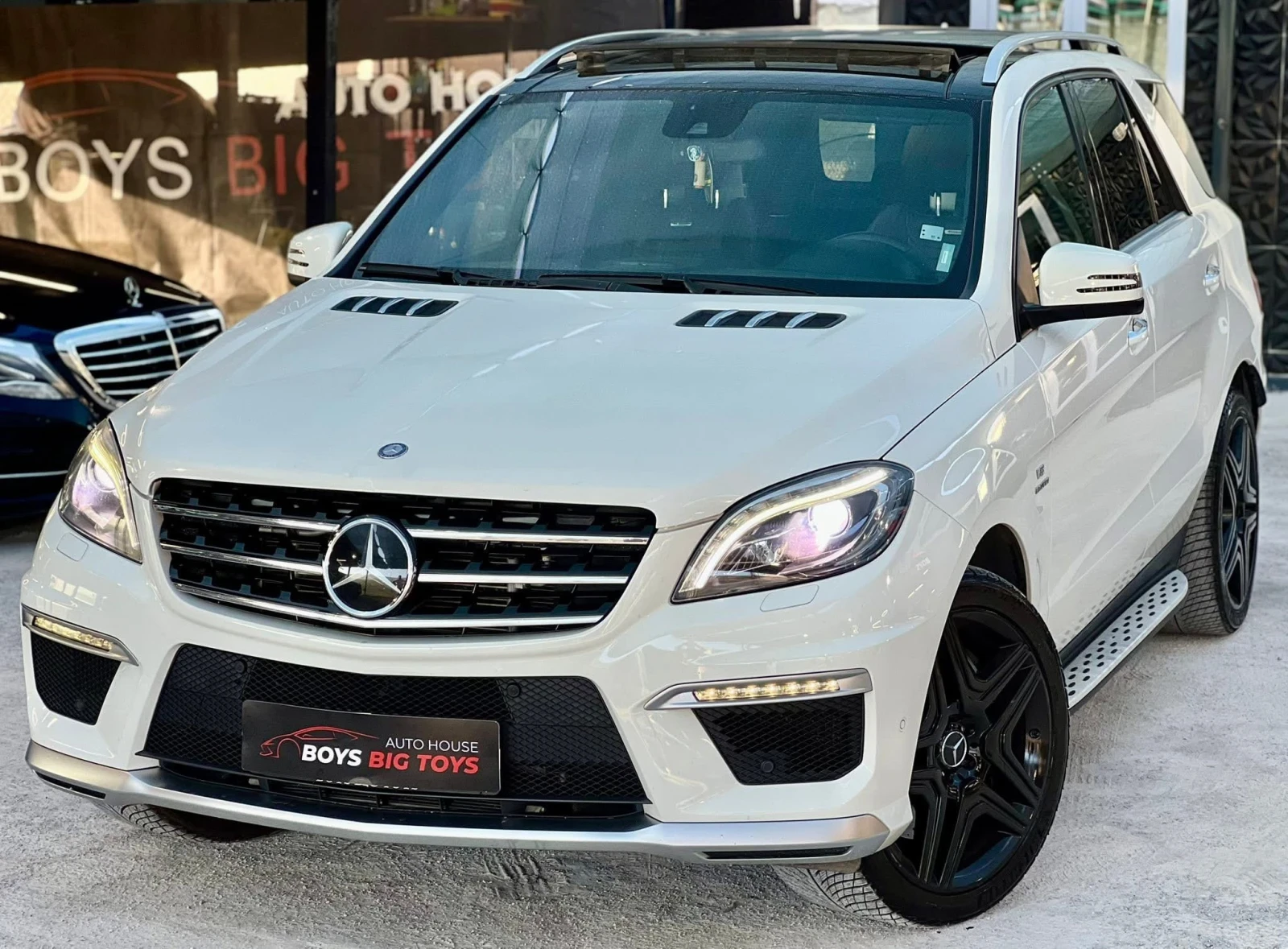 Mercedes-Benz ML 63 AMG БялаПерла* Обдухвани* Панорама* harman/kardon* Ful, снимка 2 - Автомобили и джипове - 54211993