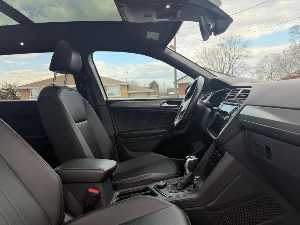 VW Tiguan Comfortline* R-Line* Black* АвтоКредит* (ЦЕНА ДО Б, снимка 15 - Автомобили и джипове - 54634514