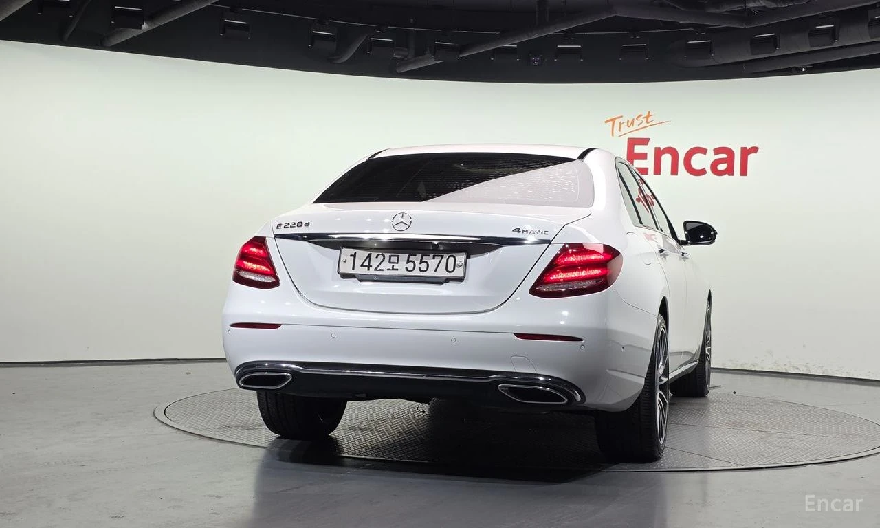 Mercedes-Benz E 220 * ФИКСИРАНА ЦЕНА ДО БЪЛГАРИЯ * АВТОКРЕДИТ, снимка 5 - Автомобили и джипове - 55421670