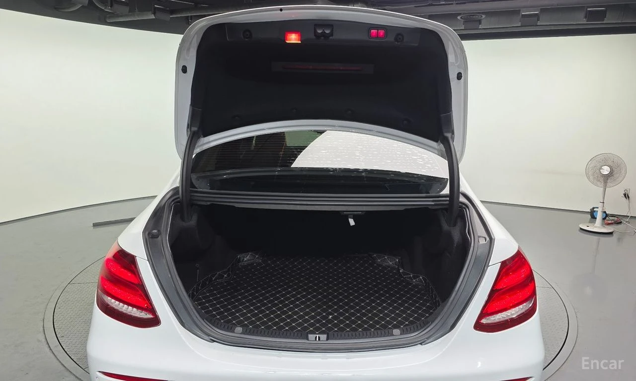 Mercedes-Benz E 220 * ФИКСИРАНА ЦЕНА ДО БЪЛГАРИЯ * АВТОКРЕДИТ, снимка 10 - Автомобили и джипове - 55421670