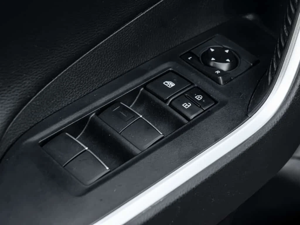 Toyota Rav4 * АВТО КРЕДИТ* ЦЕНА ДО БГ * СЕРВИЗНА ИСТОРИЯ *  - изображение 6