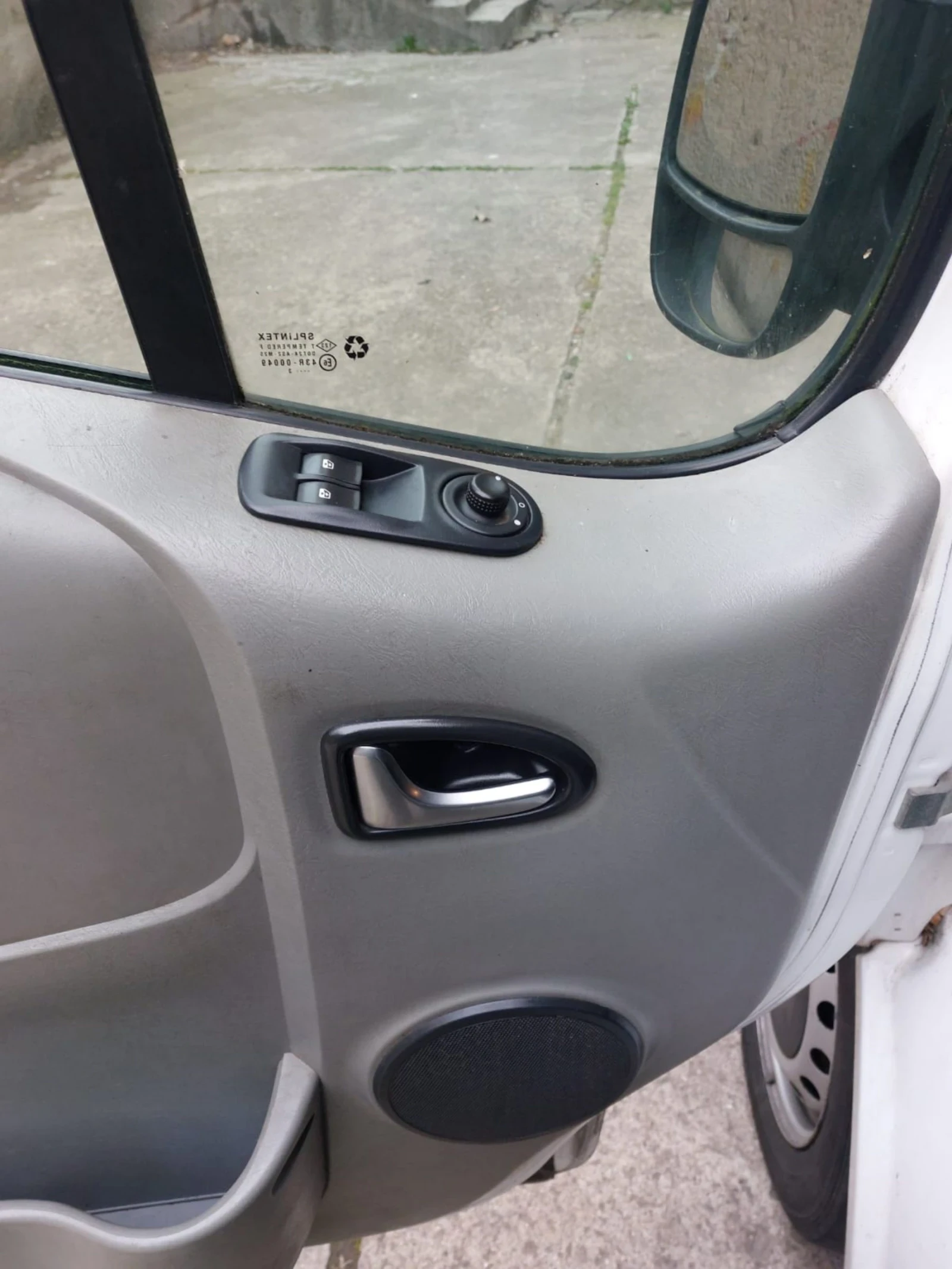 Renault Trafic 2.0 DCi Дълга База , снимка 8 - Бусове и автобуси - 53906721