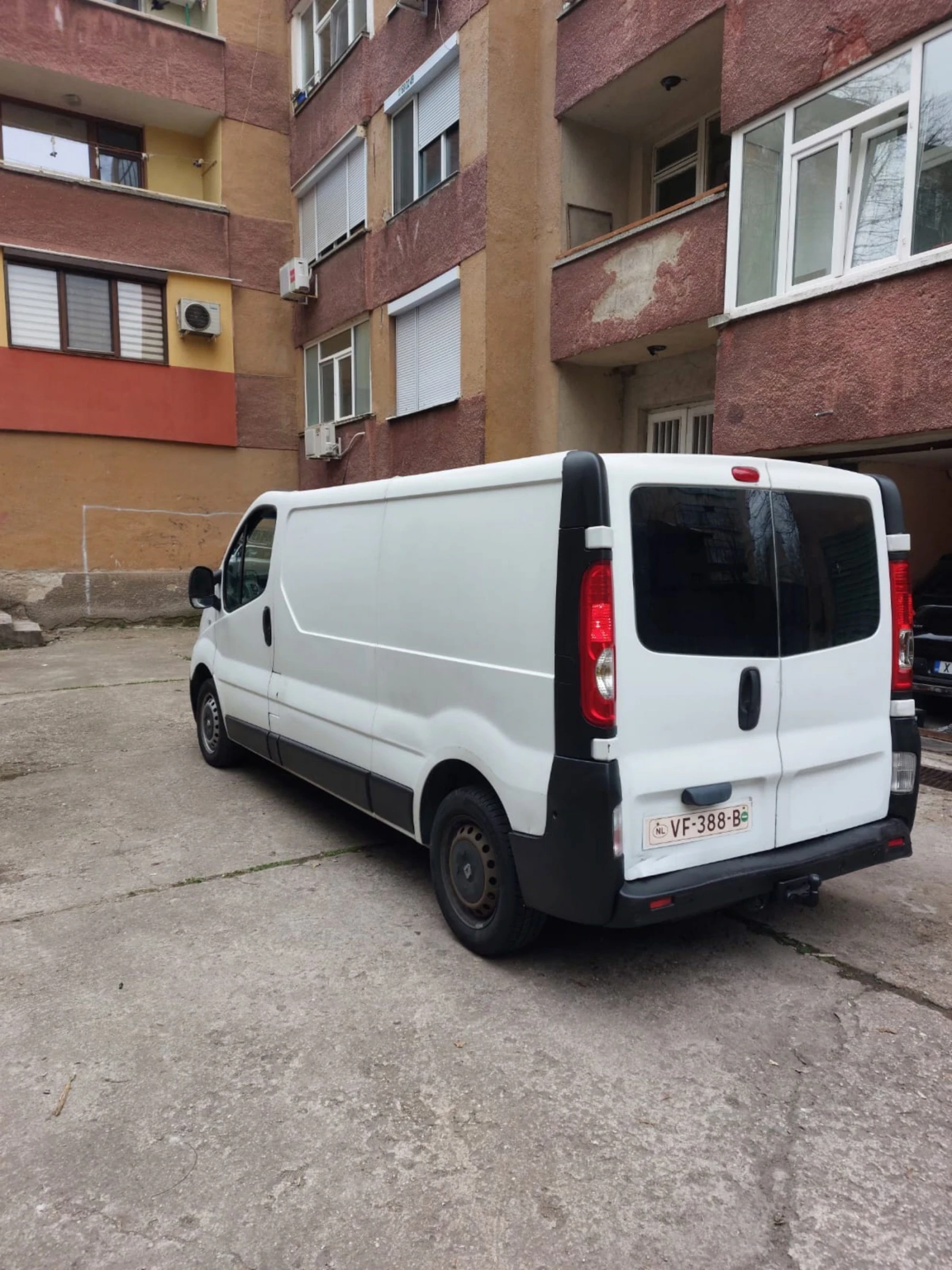 Renault Trafic 2.0 DCi Дълга База , снимка 13 - Бусове и автобуси - 53906721