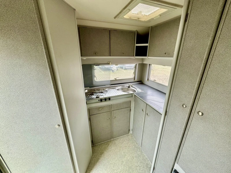 Каравана Beyerland Sprinter 390-2, снимка 12 - Каравани и кемпери - 52895756