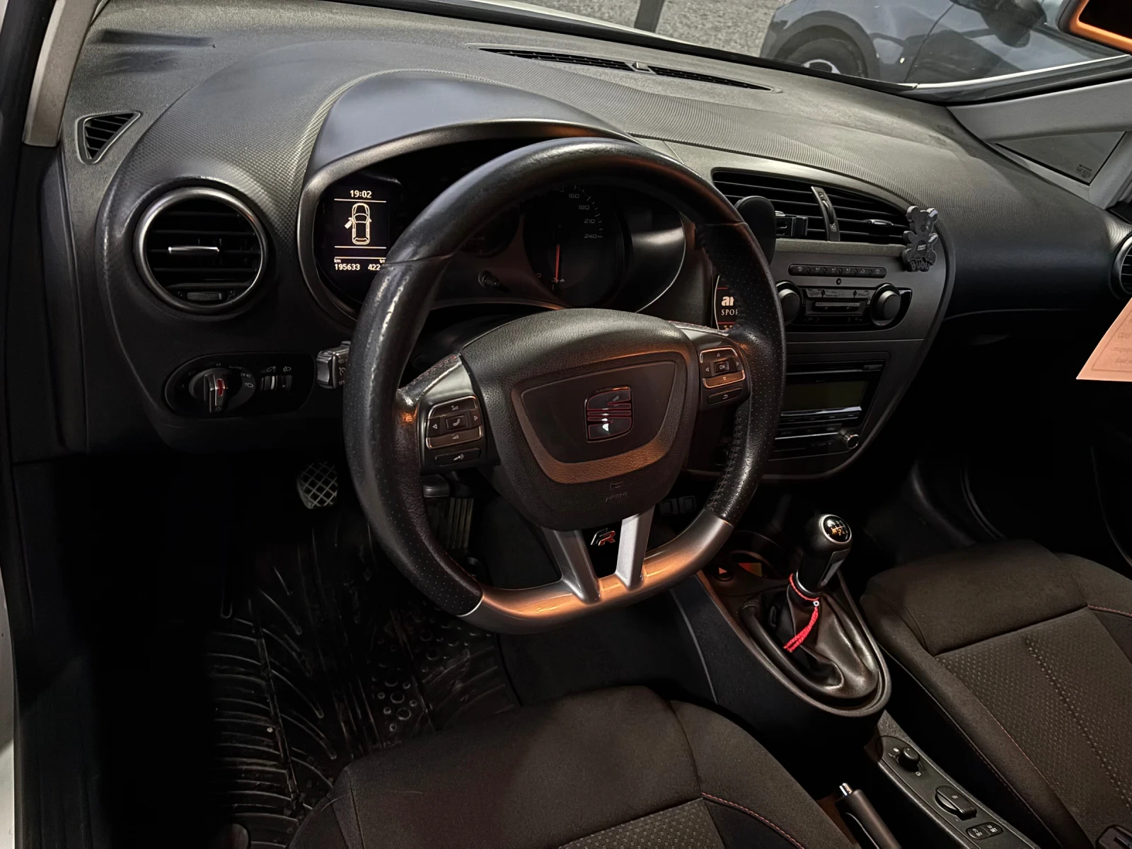 Seat Leon FR 2.0TDI 140ks - изображение 10