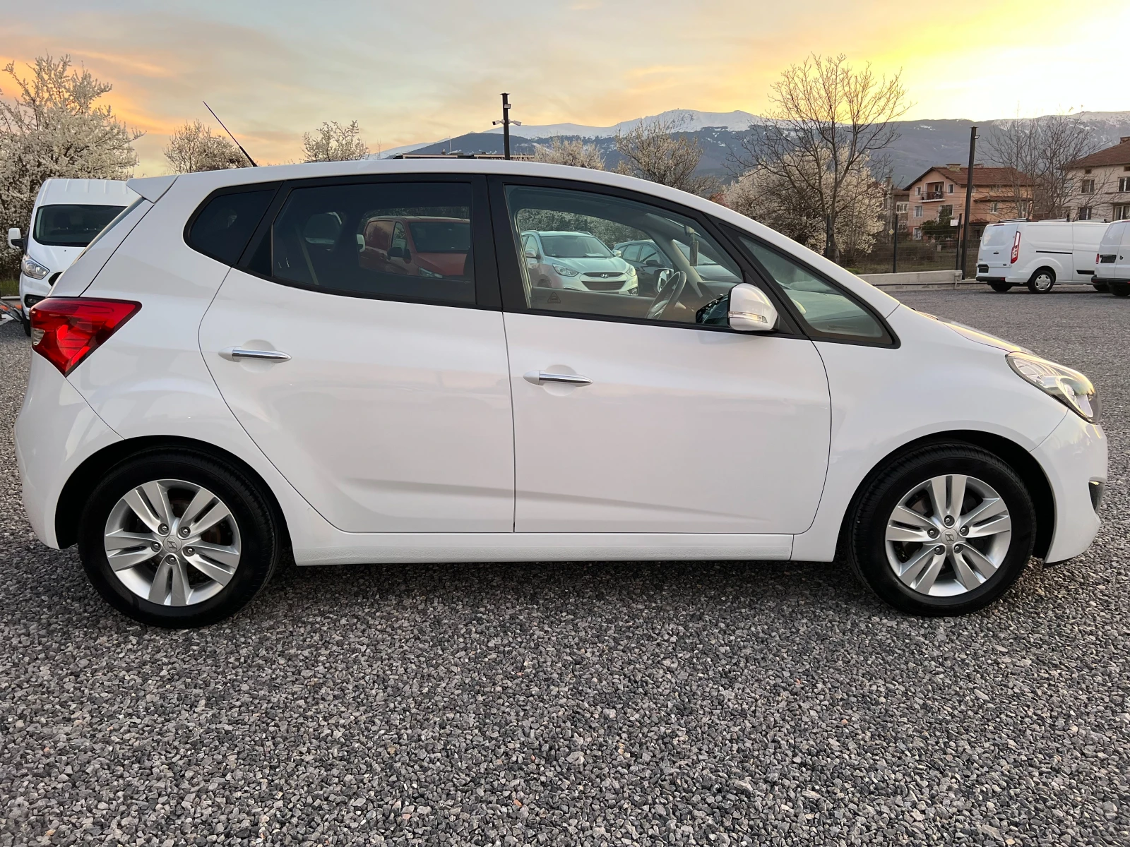 Hyundai Ix20 1.6i 115184км./АВТОМАТИК/НАВИГАЦИЯ/ПАНОРАМА/PDC/, снимка 5 - Автомобили и джипове - 54118840