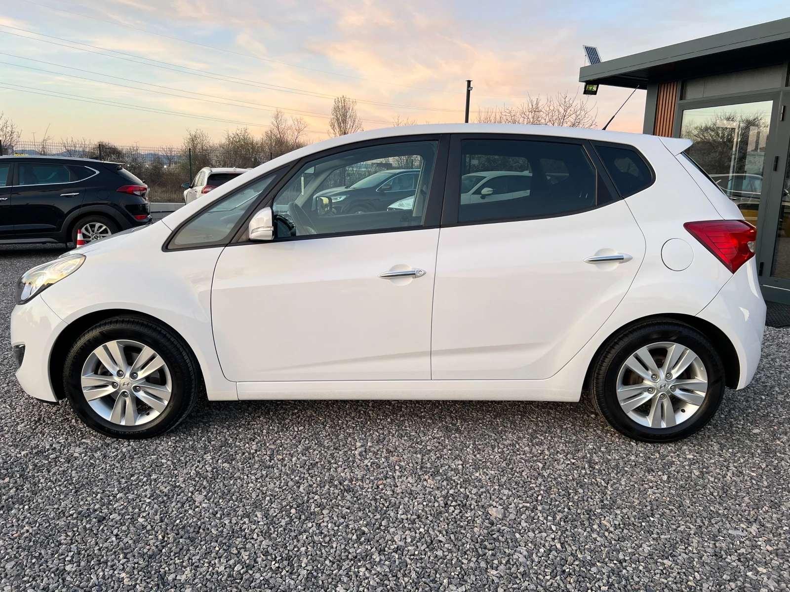 Hyundai Ix20 1.6i 115184км./АВТОМАТИК/НАВИГАЦИЯ/ПАНОРАМА/PDC/, снимка 2 - Автомобили и джипове - 54118840