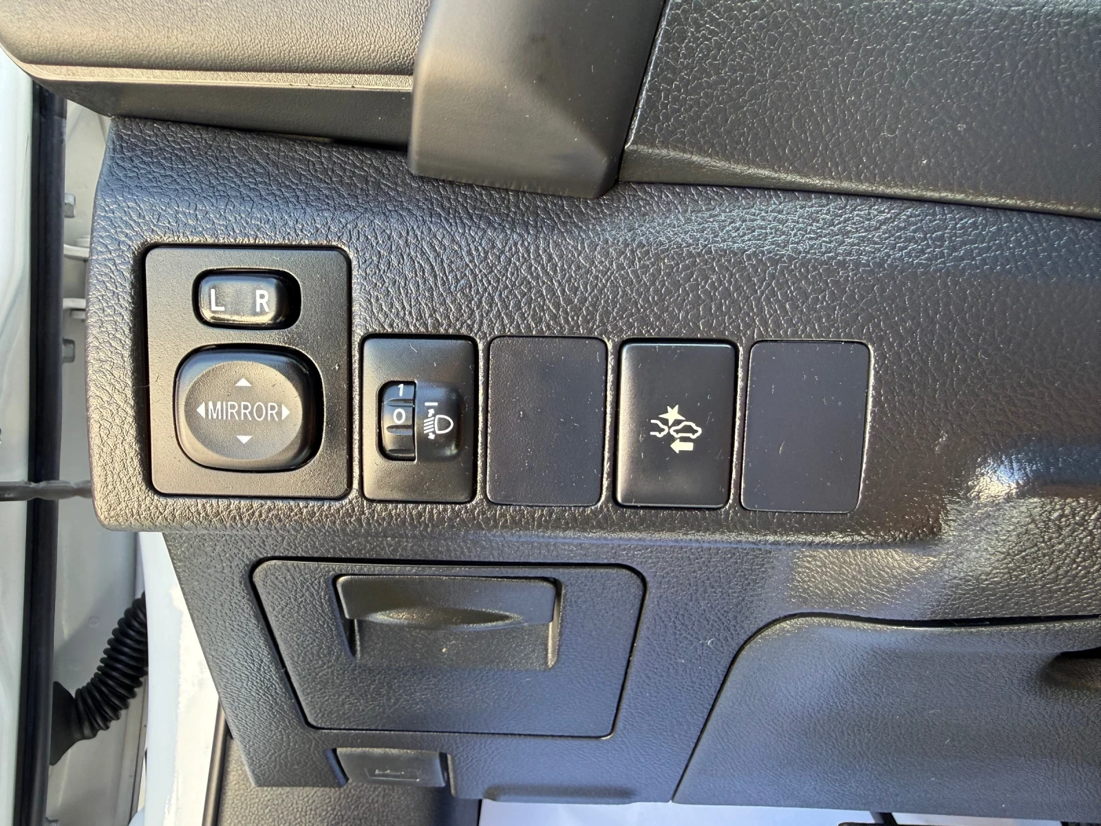 Toyota Auris 1.8 HYBRID, снимка 13 - Автомобили и джипове - 55672130