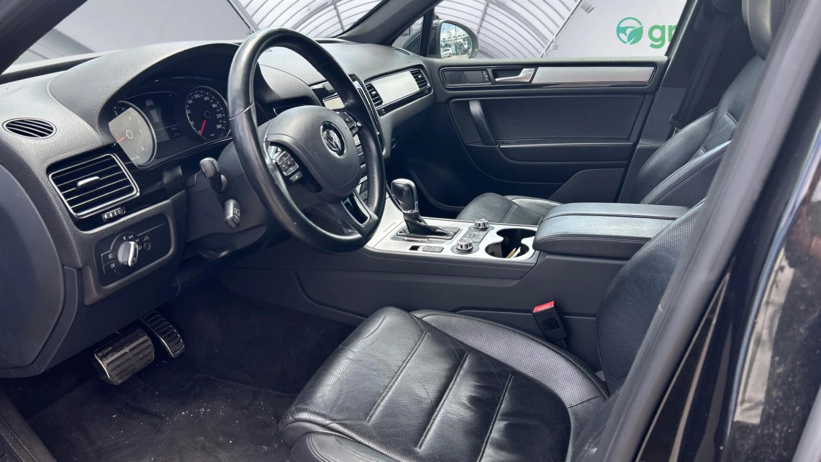 VW Touareg 3.0 TDi 4Motion, Месечна вноска от 990 лв. - изображение 9