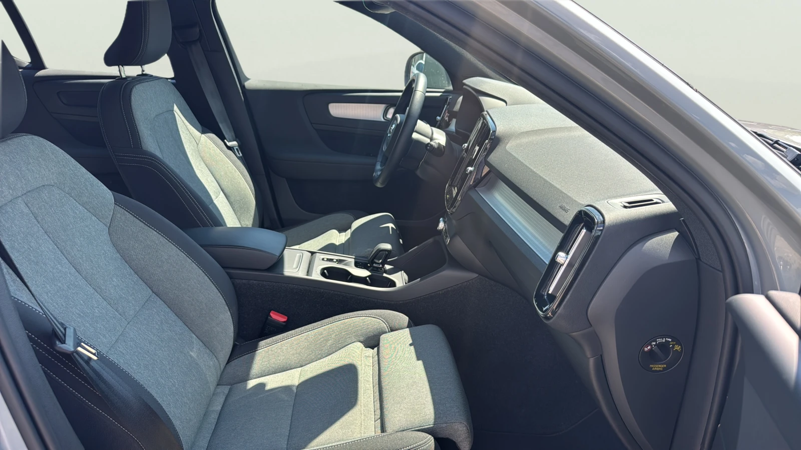 Volvo XC40 2.0 B3, снимка 13 - Автомобили и джипове - 56586779