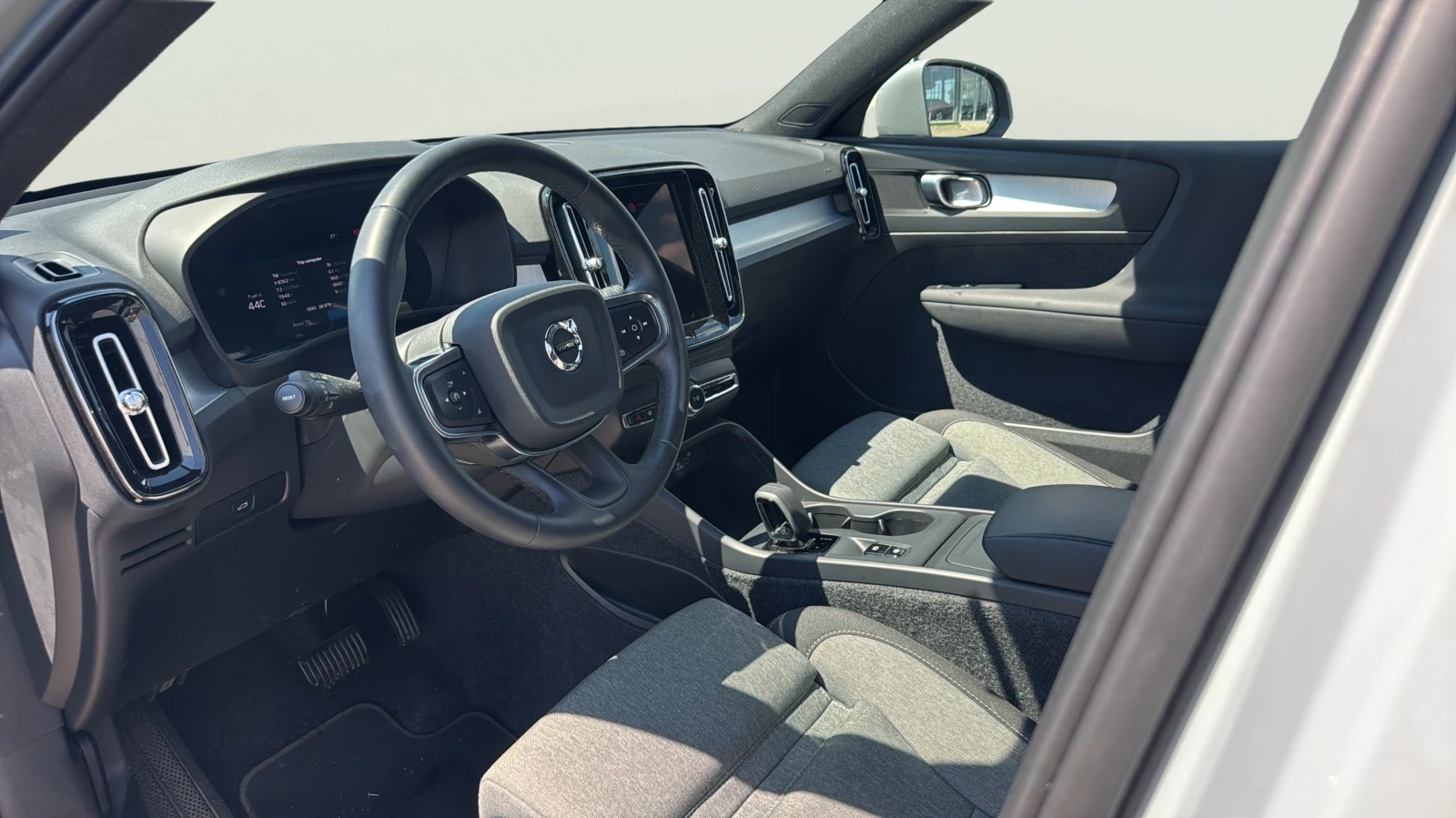Volvo XC40 2.0 B3, снимка 11 - Автомобили и джипове - 56586779