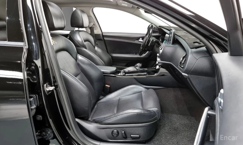 Kia Stinger, снимка 11 - Автомобили и джипове - 53239734