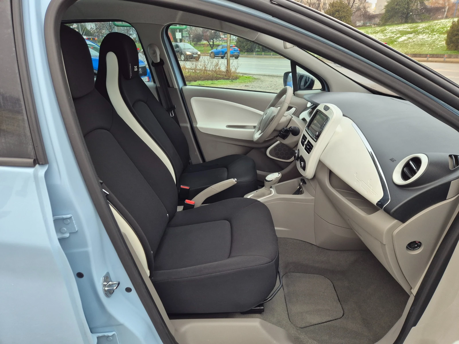 Renault Zoe, снимка 9 - Автомобили и джипове - 53436851