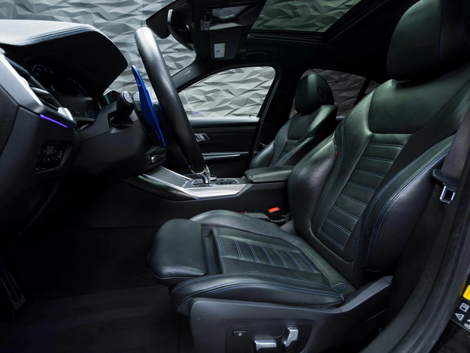 BMW 330 i* XDRIVE* M-PACK* CAMERA* PANO*  - изображение 7