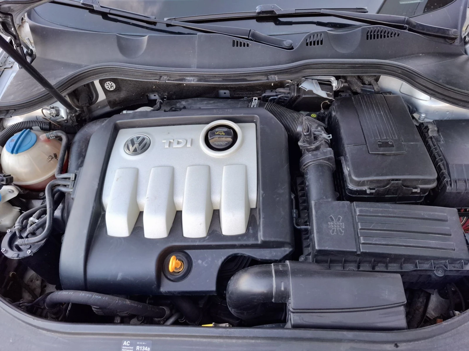 VW Passat 1.9 TDI High Line, снимка 14 - Автомобили и джипове - 55993144