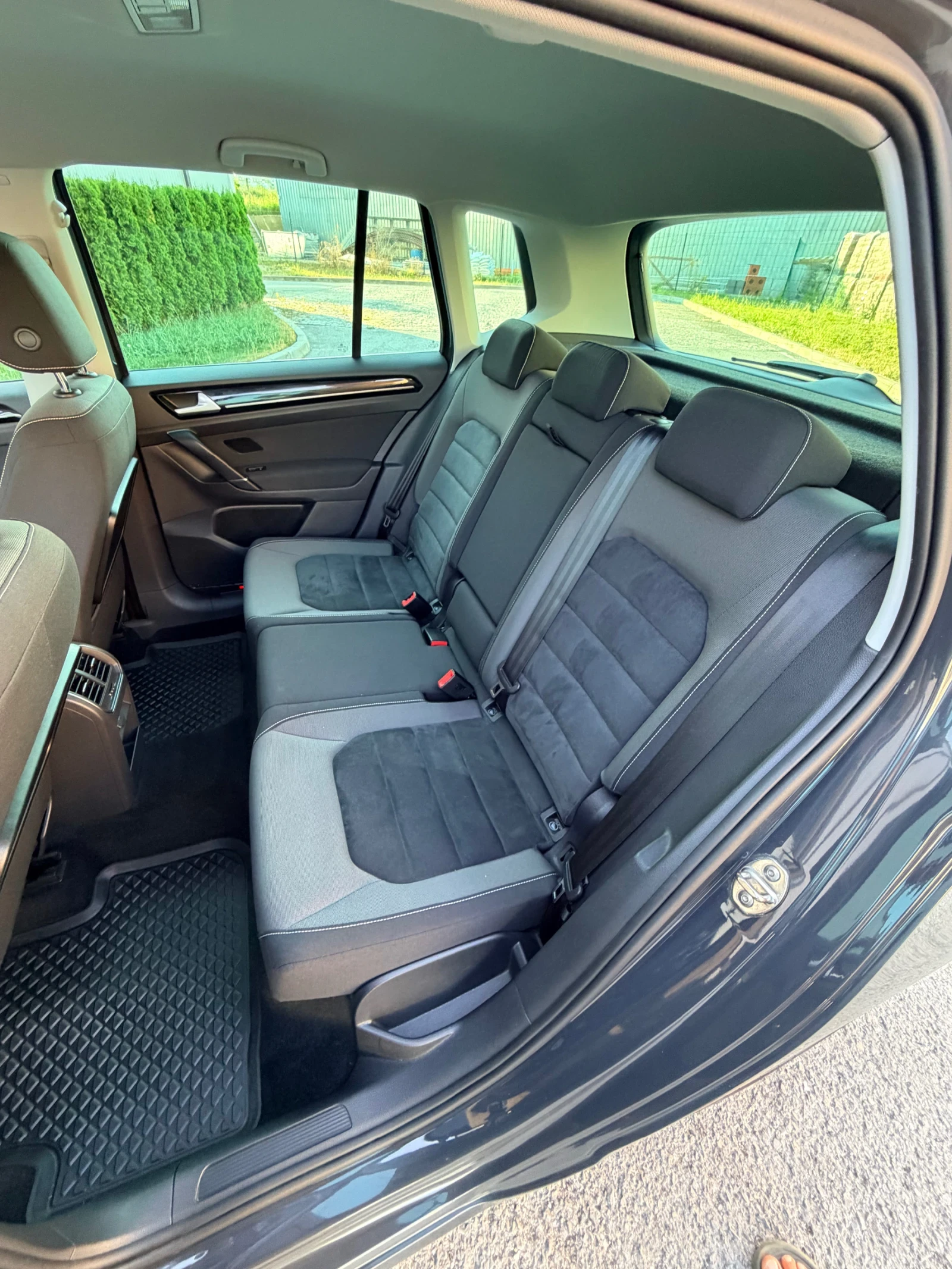 VW Touran Highline 2.0 TDI | DSG | ACC | NAVI | , снимка 15 - Автомобили и джипове - 56114228