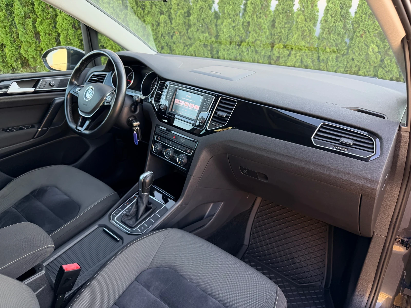 VW Touran Highline 2.0 TDI | DSG | ACC | NAVI | , снимка 11 - Автомобили и джипове - 56114228