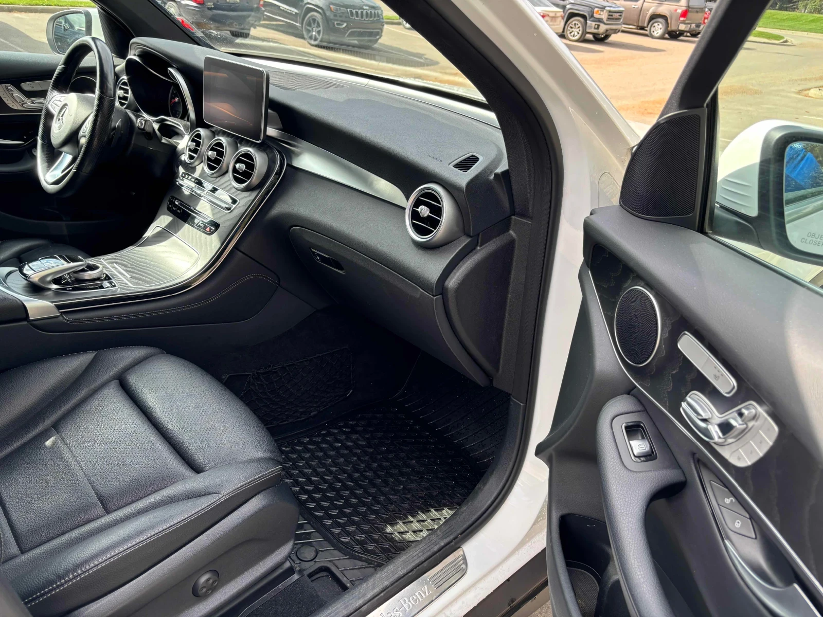 Mercedes-Benz GLC 300 ДИСТРОНИК * ПОДГРЕВ * ПАНОРАМА * 360 * 2 КЛЮЧА, снимка 13 - Автомобили и джипове - 54670650
