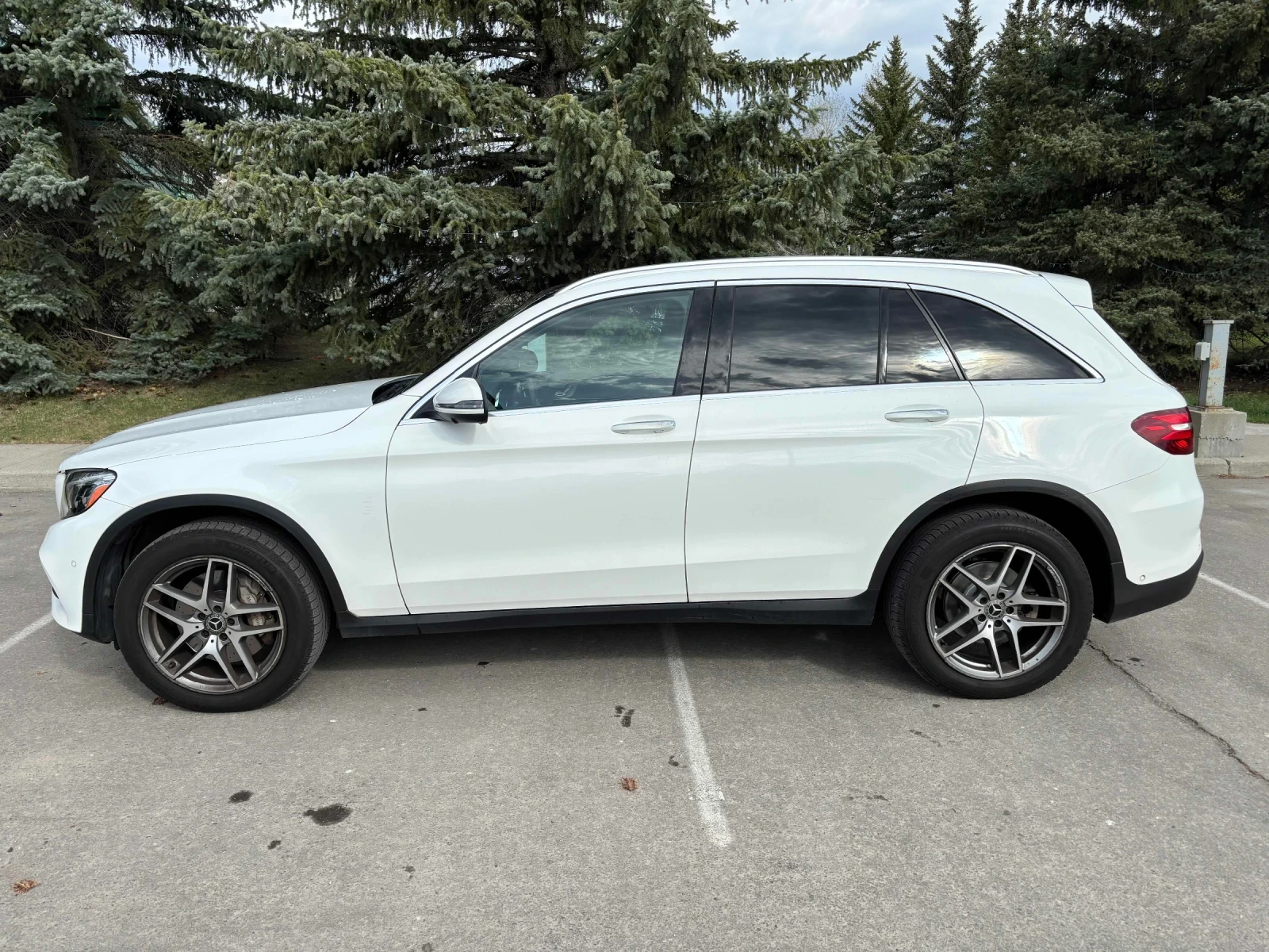 Mercedes-Benz GLC 300 ДИСТРОНИК * ПОДГРЕВ * ПАНОРАМА * 360 * 2 КЛЮЧА, снимка 2 - Автомобили и джипове - 54670650