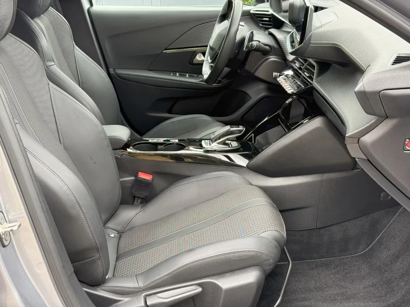 Peugeot 208 1.2GT-SPORT/101HP/CAM/NAVI/LED/CPLAY/L.ASSIST/541g, снимка 12 - Автомобили и джипове - 52294351