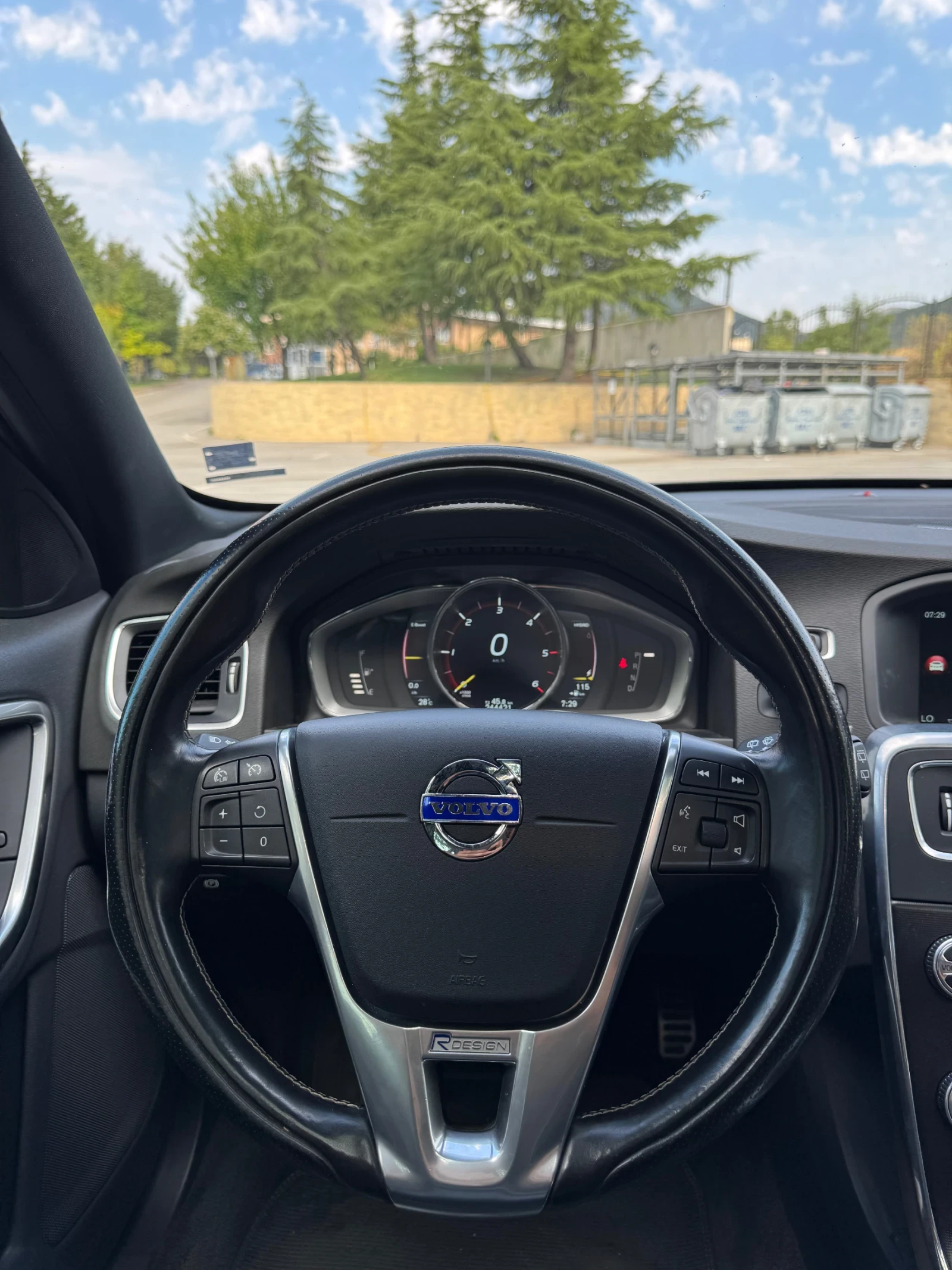 Volvo V60 2.4D Plug-in/R-Design/TV/ Harman Kardon - изображение 9