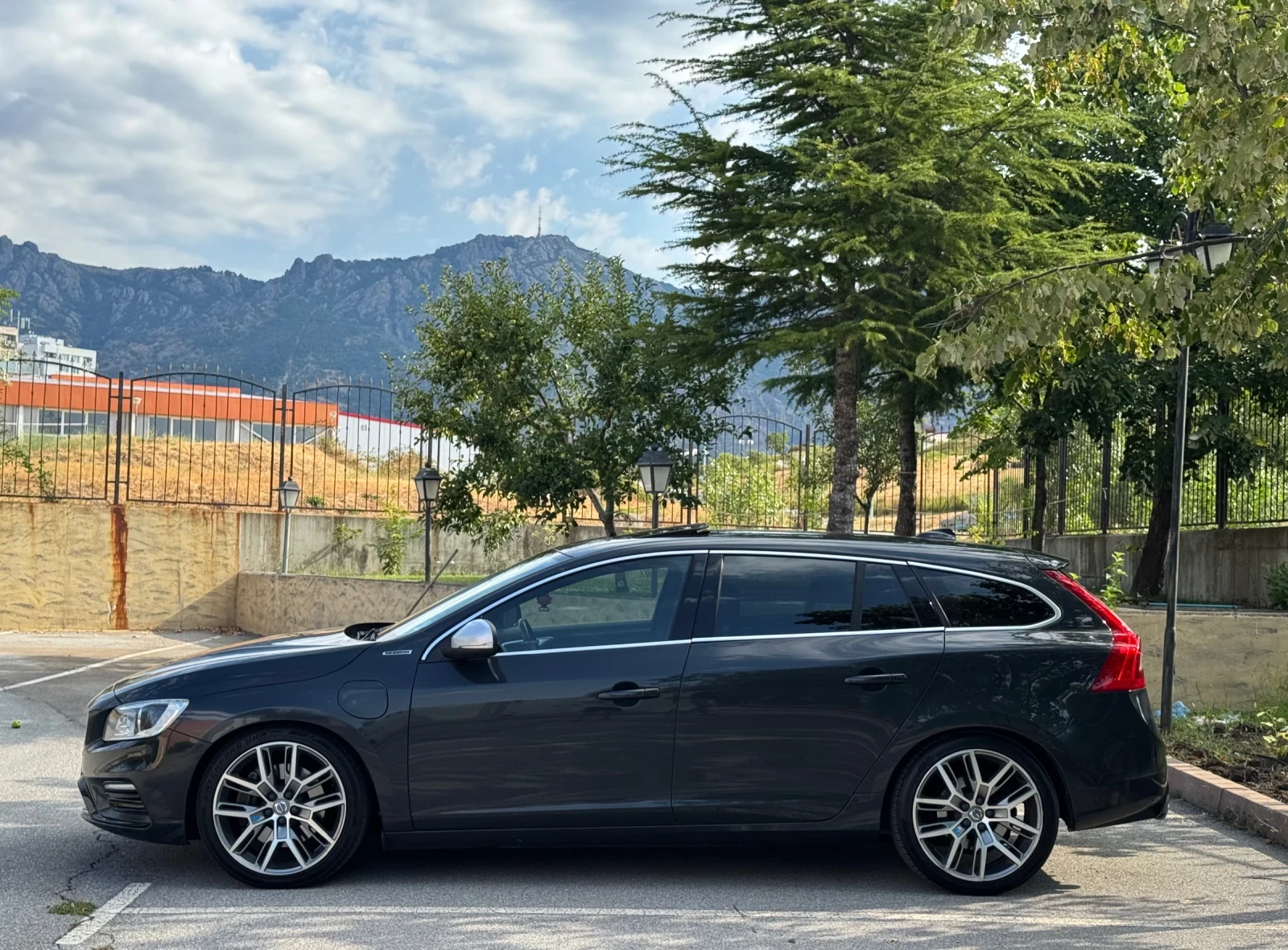 Volvo V60 2.4D Plug-in/R-Design/TV/ Harman Kardon - изображение 5