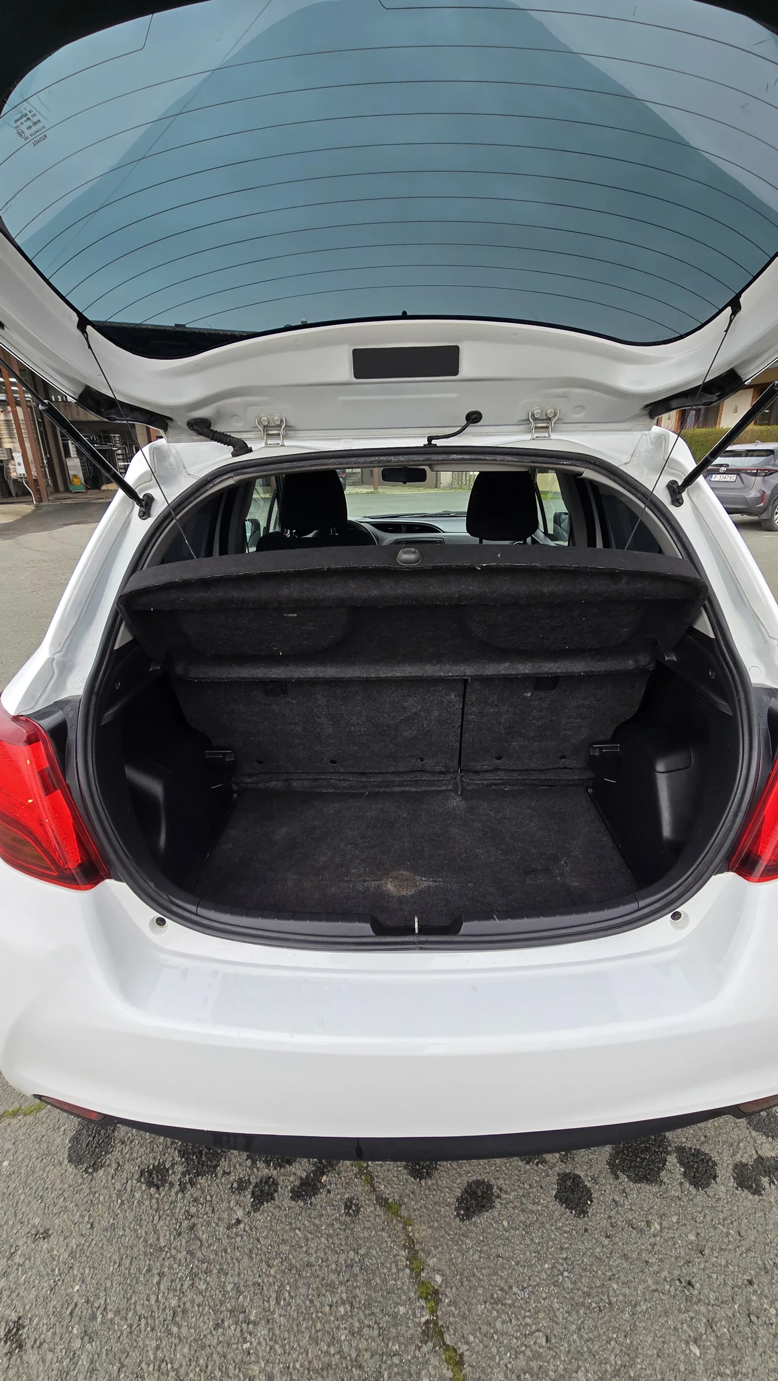 Toyota Yaris НОВА БАТЕРИЯ, снимка 6 - Автомобили и джипове - 53999370