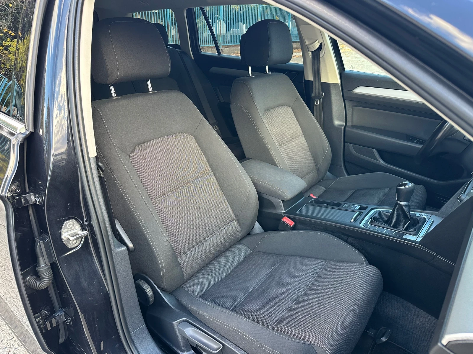 VW Passat 1.6TDI, снимка 12 - Автомобили и джипове - 54784220