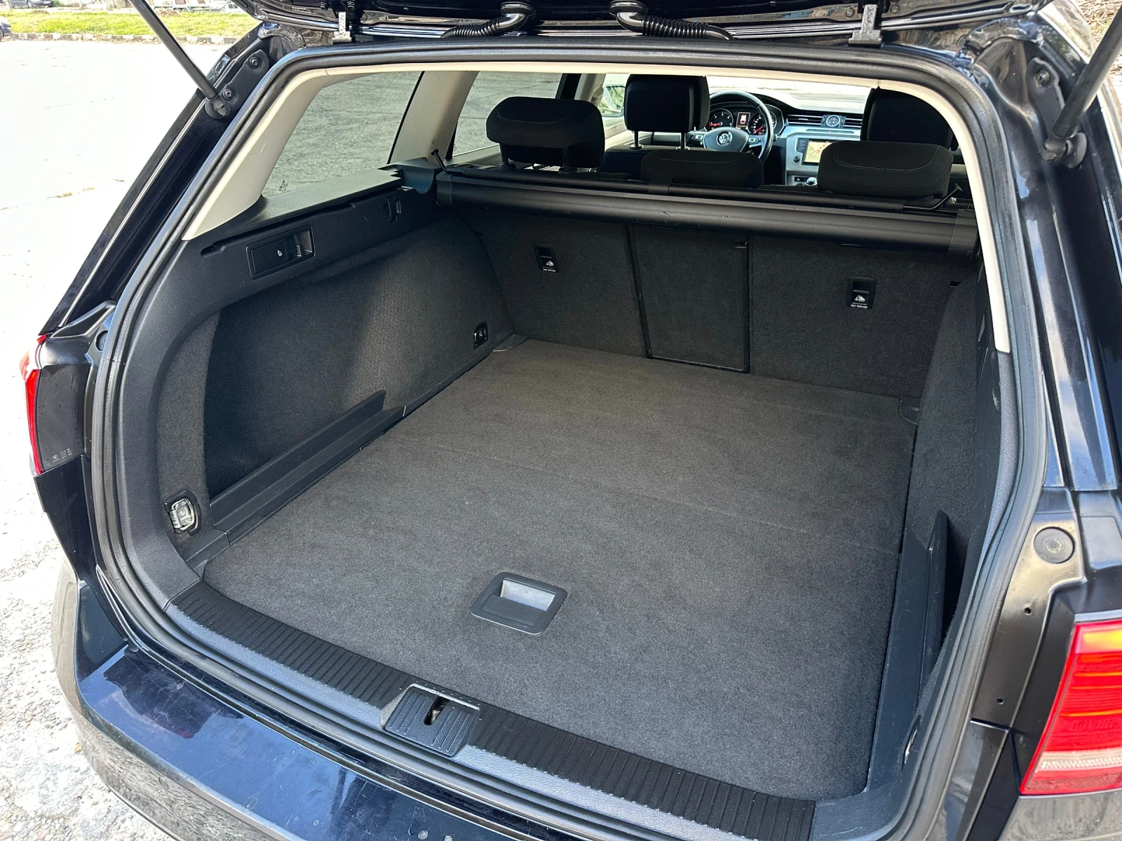 VW Passat 1.6TDI, снимка 17 - Автомобили и джипове - 54784220