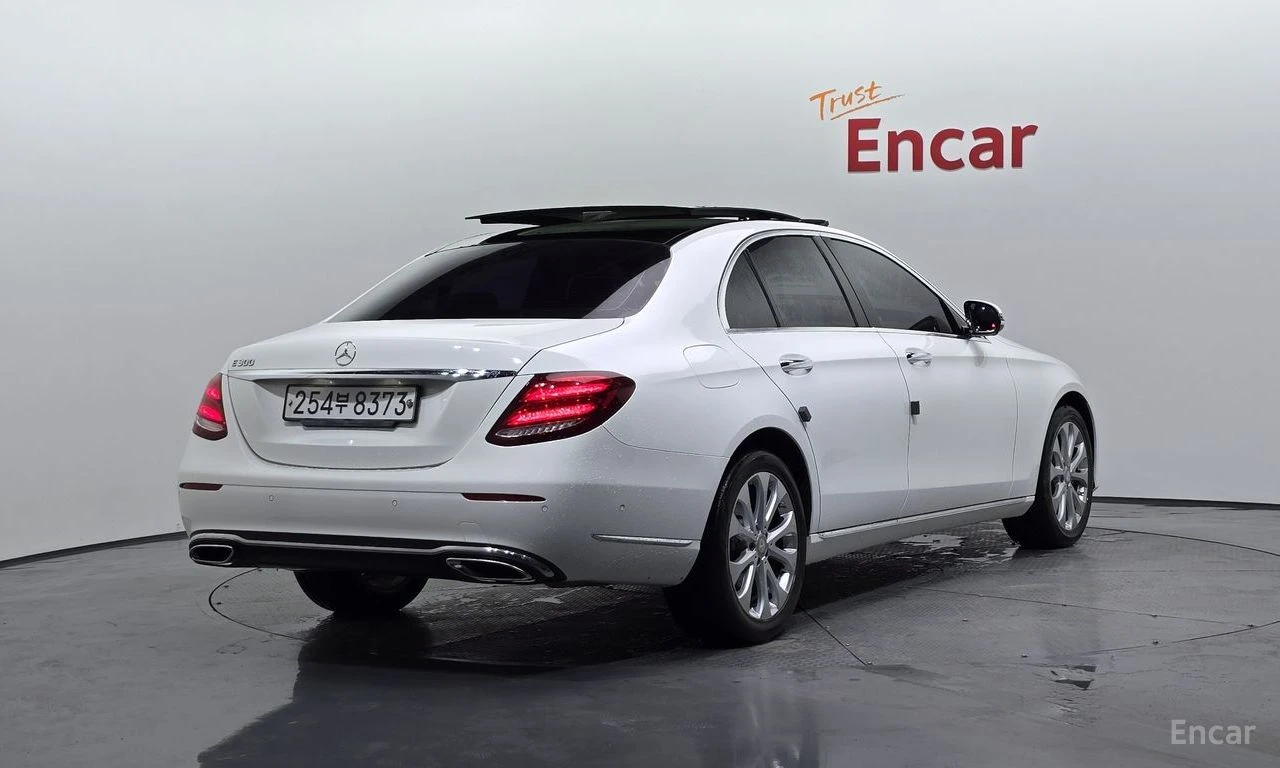 Mercedes-Benz E 300 Exclusive* ПОДГРЕВ* ОБДУХВАНЕ* 360 CAM* DIGITAL* , снимка 3 - Автомобили и джипове - 55224033