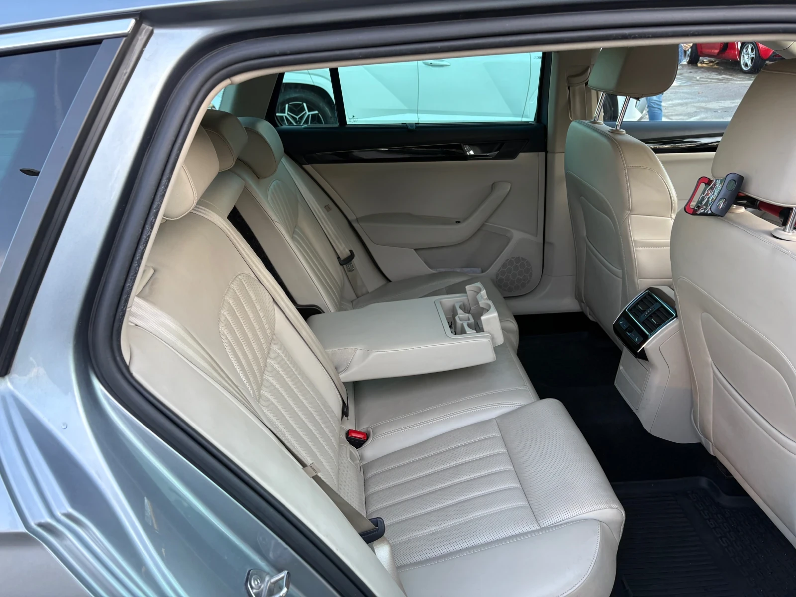 Skoda Superb L&K 2.0 TDI, 4x4, Комби, Автоматик, Кожен салон, снимка 9 - Автомобили и джипове - 55968936