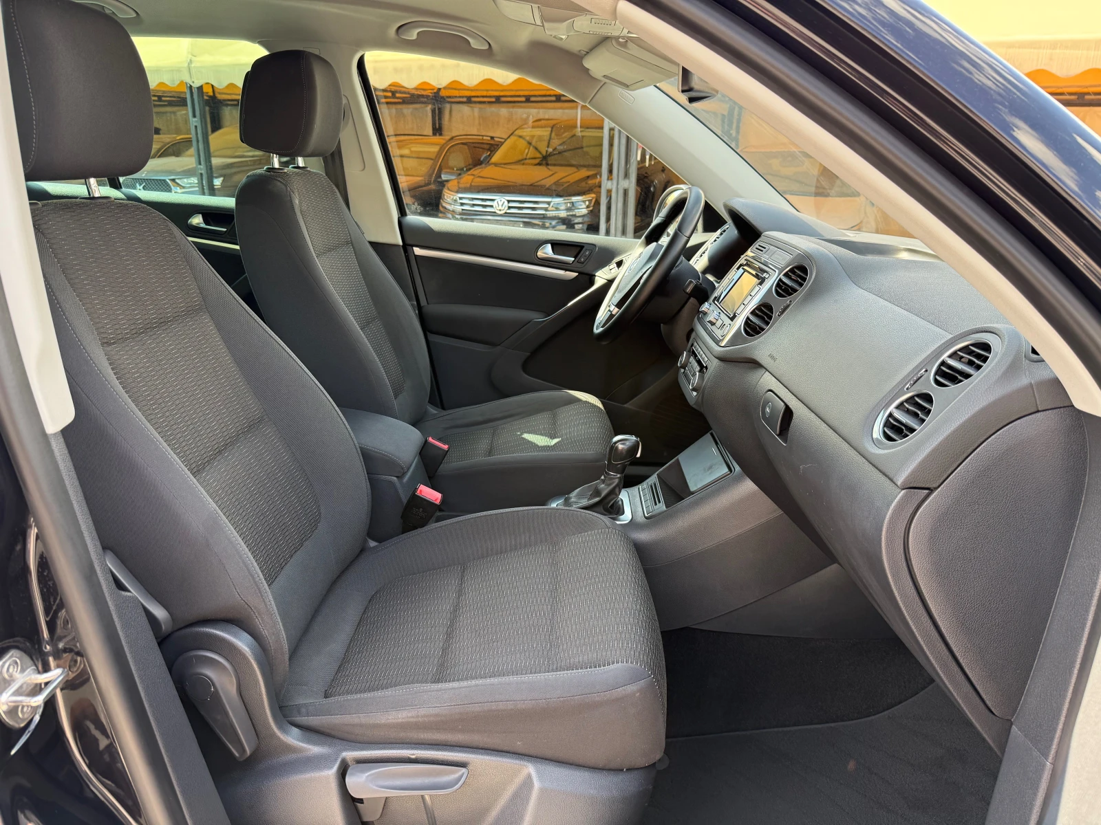 VW Tiguan 2.0 TDI Sport & Style 4Motion !ТОП СЪСТОЯНИЕ!, снимка 14 - Автомобили и джипове - 55222675