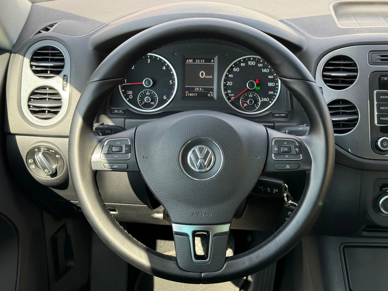 VW Tiguan 2.0 TDI Sport & Style 4Motion !ТОП СЪСТОЯНИЕ!, снимка 12 - Автомобили и джипове - 55222675