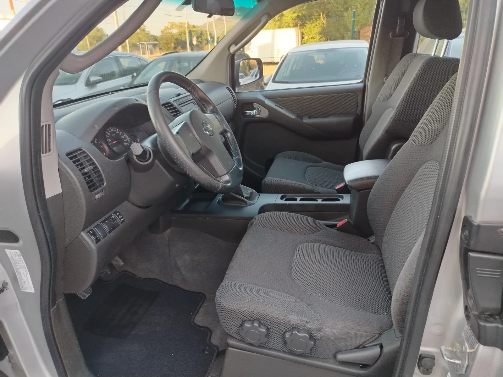 Nissan Navara 2.5 dci, снимка 8 - Автомобили и джипове - 55735153