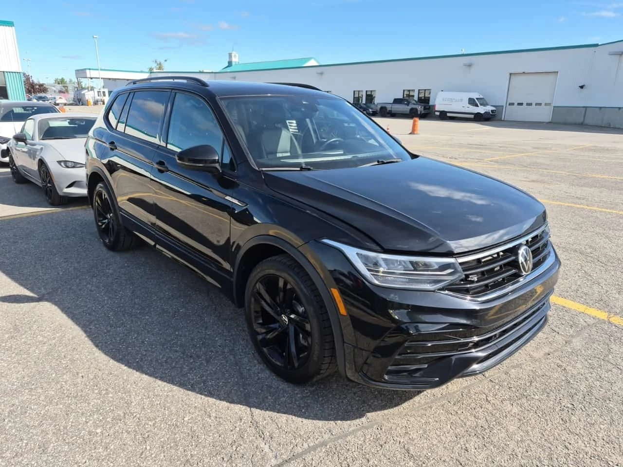 VW Tiguan COMFORTLINE R LINE BLACK EDITION * ФИНАНСИРАНЕ, снимка 2 - Автомобили и джипове - 56170108