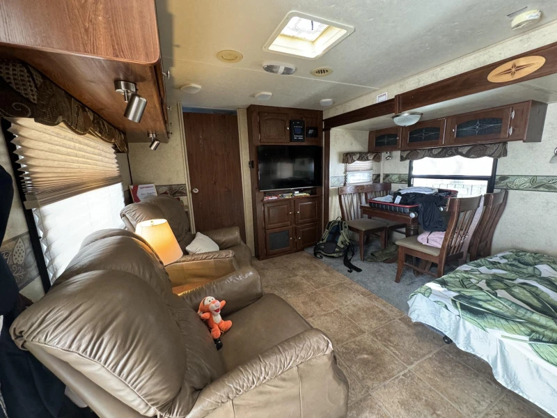 Каравана Forest River Riverstone 39 Flagstaff / СПЕШНО, снимка 6 - Каравани и кемпери - 52653345