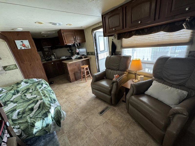 Каравана Forest River Riverstone 39 Flagstaff / СПЕШНО, снимка 4 - Каравани и кемпери - 52653345