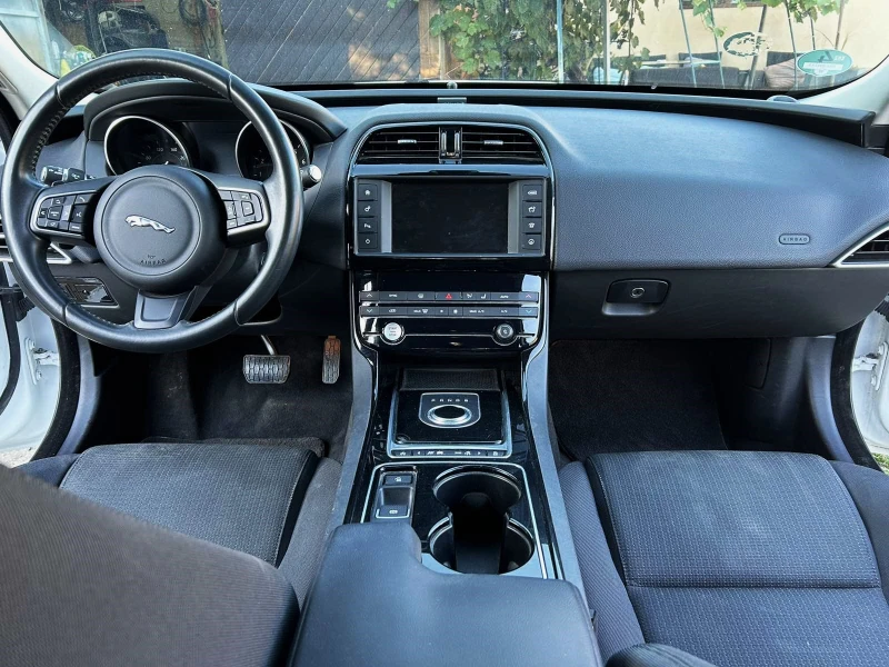 Jaguar XE 2.0T , снимка 12 - Автомобили и джипове - 47581227