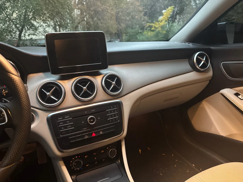 Mercedes-Benz CLA 200, снимка 5 - Автомобили и джипове - 52151856