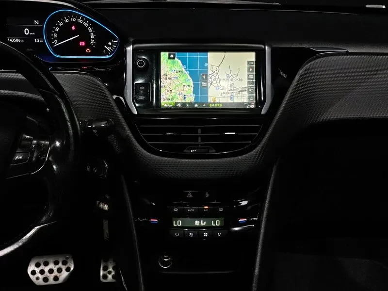 Peugeot 2008 1.6 BlueHDI - САМО 30% АВАНС, снимка 15 - Автомобили и джипове - 56016823