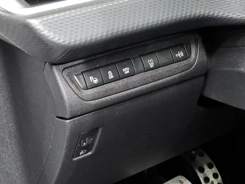 Peugeot 2008 1.6 BlueHDI - САМО 30% АВАНС, снимка 14 - Автомобили и джипове - 56016823
