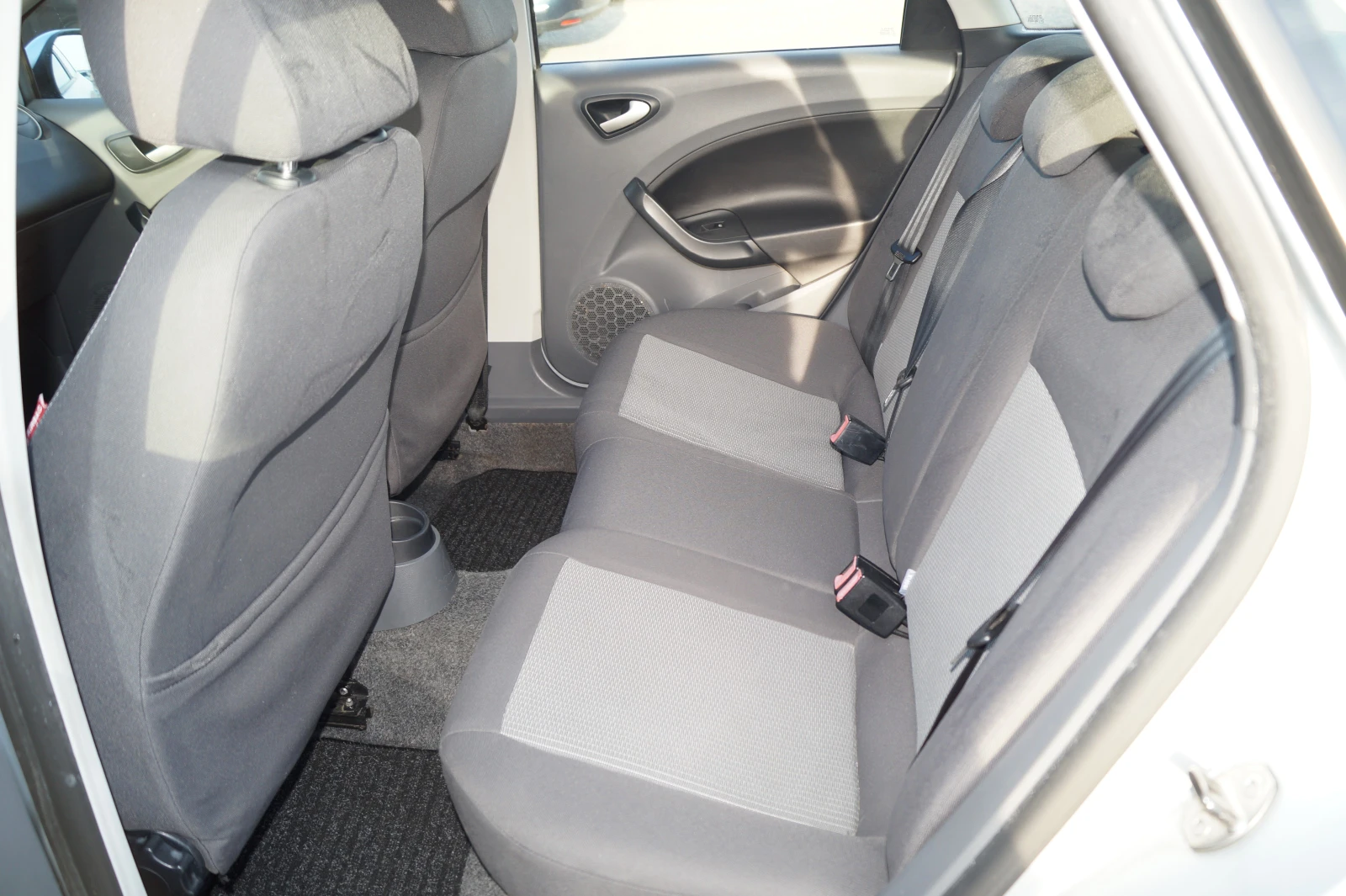 Seat Ibiza 1.6d , снимка 10 - Автомобили и джипове - 54234369